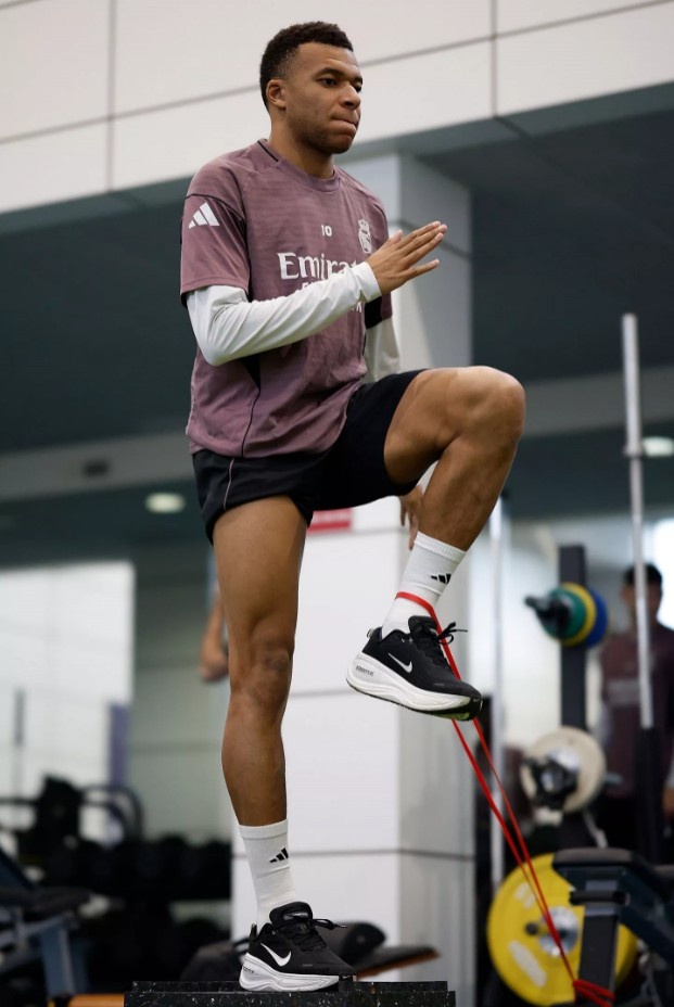 世界杯高清赛事直播平台-皇马官方晒训练照：姆巴佩、卡雷拉斯、库尔图瓦均在列